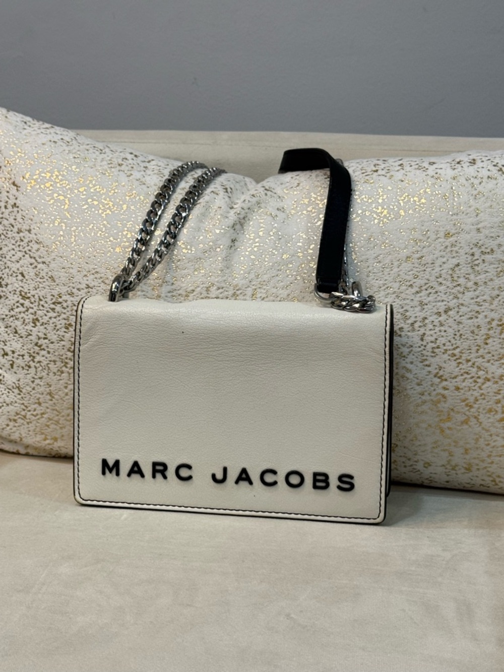 Marc Jacobs White Leather Logo Shoulder Bag with Silver Chain